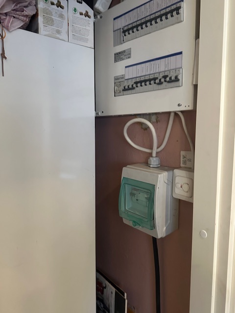 TamTek-Switch asennettu täyden ryhmäkeskuksen viereen